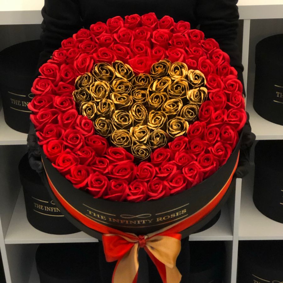 Cutie personalizata cu 75 trandafiri si inimioara Cutie mare cu 101 trandafiri rosu si auriu 