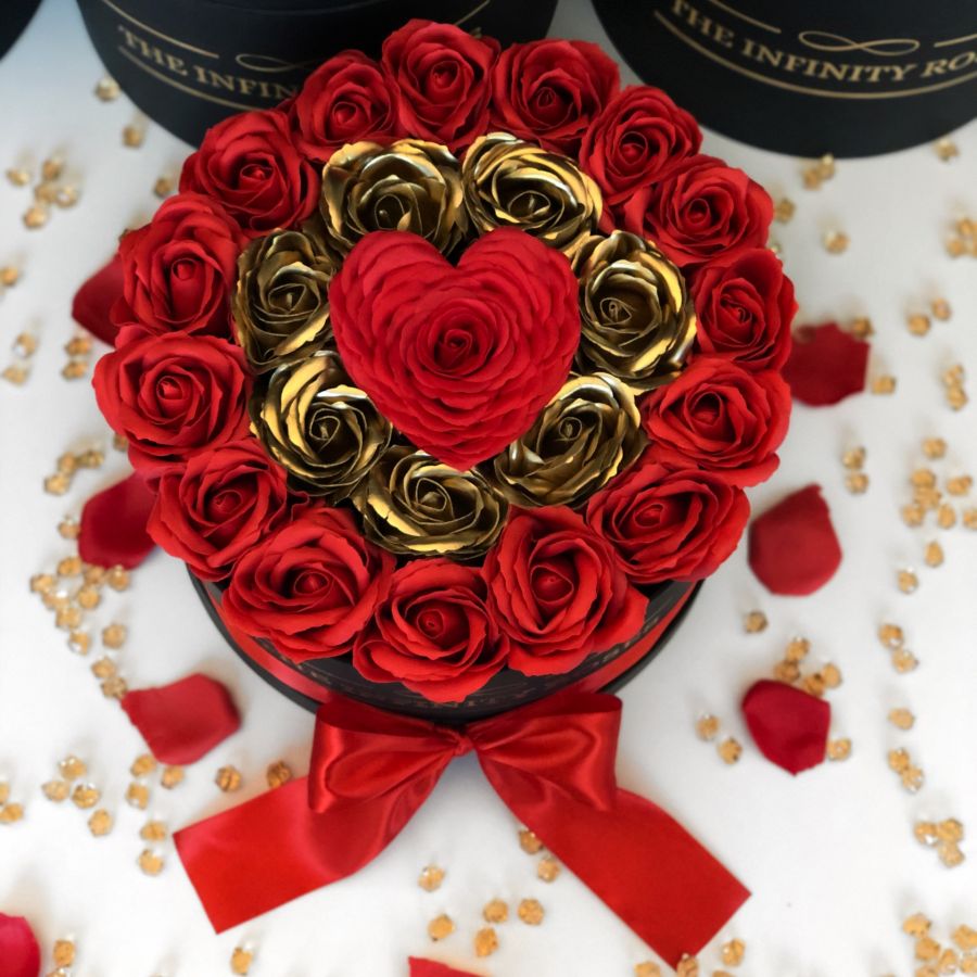 Cutie medie cu trandafiri cu toca si pergament pentru absolvire Cutie medie cu 23 de trandafiri si un trandafir in forma de inima 