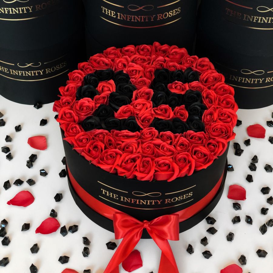 Cutie personalizata cu 75 trandafiri si inimioara Cutie personalizata cu 75 trandafiri si cifrele 25