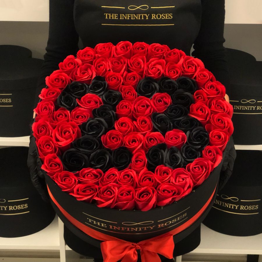 Cutie personalizata cu 75 trandafiri si litera Cutie personalizata cu 75 trandafiri si cifrele 23