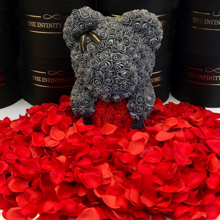 Ursulet gri din trandafiri cu inimioara rosie in cutie plina de petale de trandafiri,40 cm inaltime