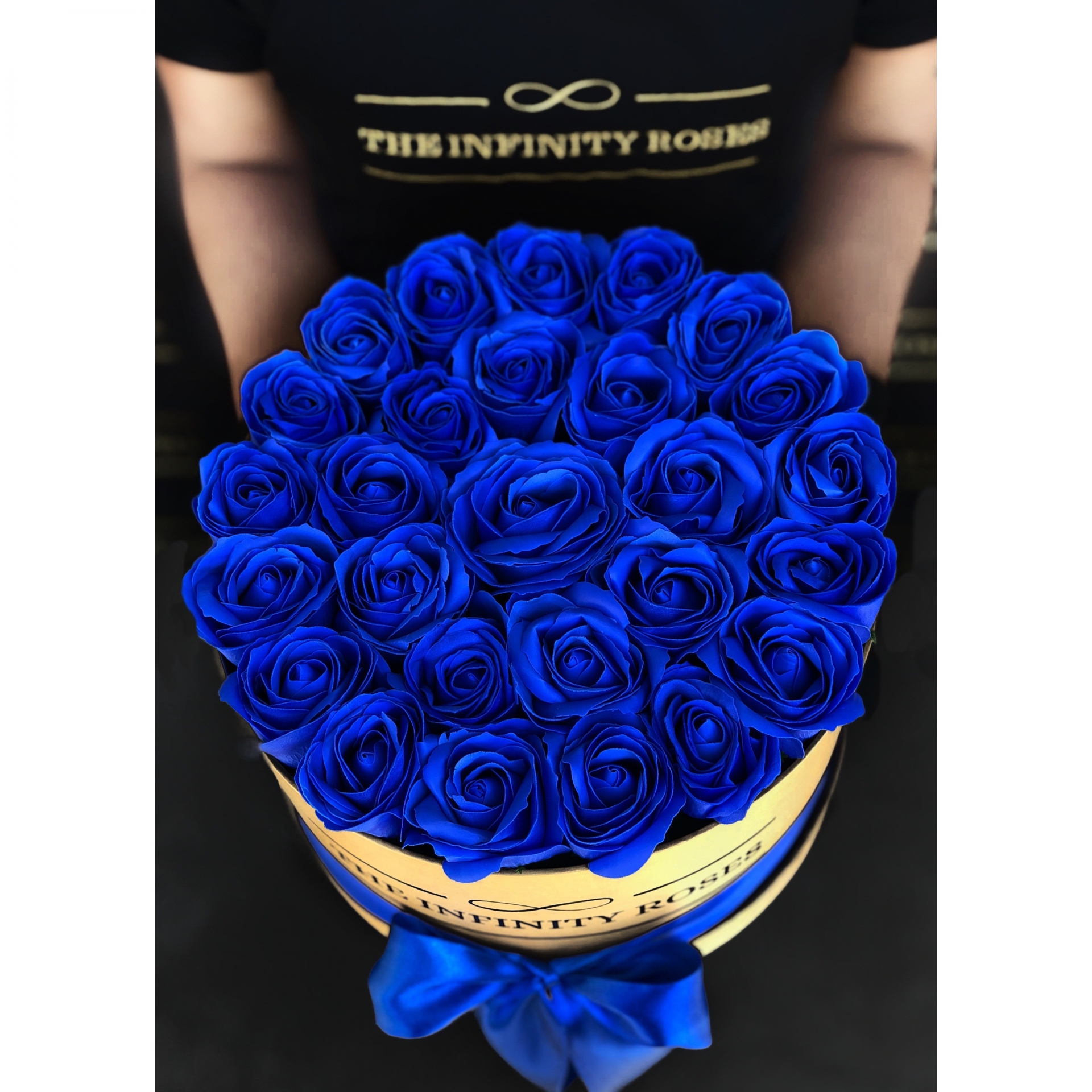 Cutie aurie cu 27 de trandafiri albastri