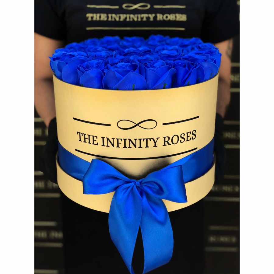 Cutie de catifea albastra cu 39 de trandafiri albastru cu turquaz Cutie aurie cu 27 de trandafiri albastri