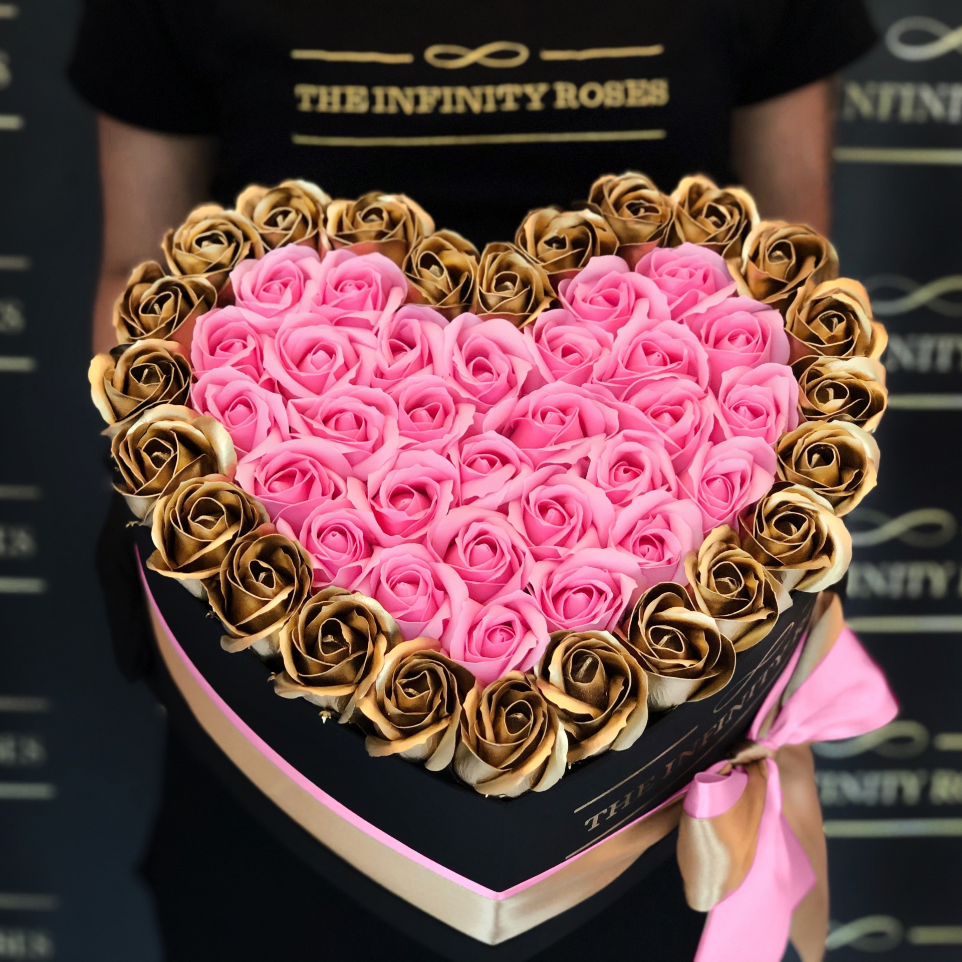 Cutie inima cu 47-49  de trandafiri aurii si roz barbie