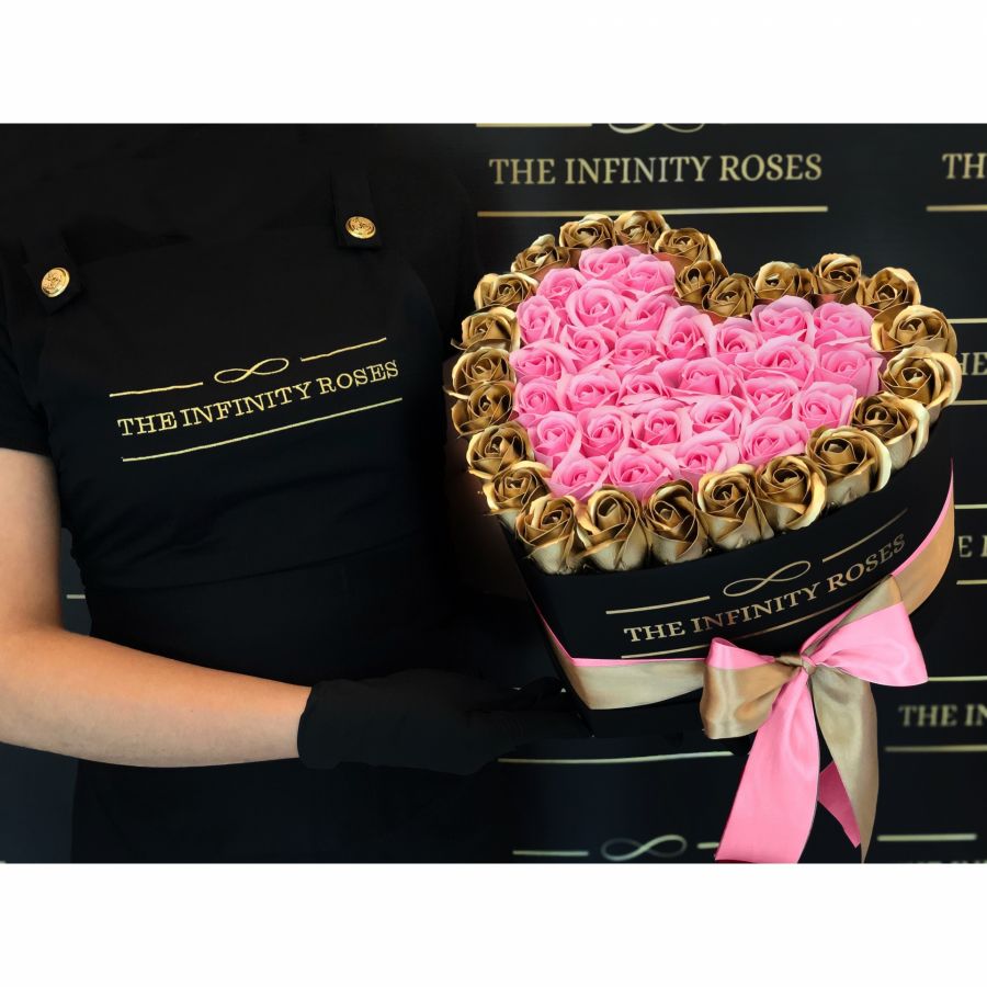 Cutie de catifea rosie inima cu 47-49 de trandafiri rosii si aurii Cutie inima cu 47-49  de trandafiri aurii si roz barbie