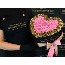 Cutie inima cu 47-49  de trandafiri aurii si roz barbie