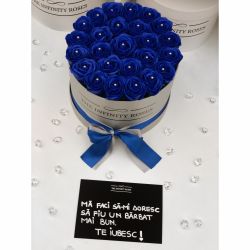 Cutie argintie cu 25 trandafiri albastri cu perle