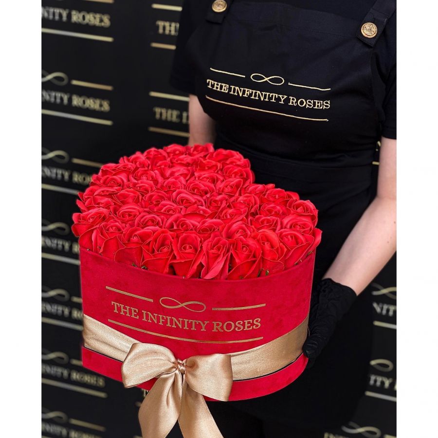 Cutie de catifea rosie inima cu 47-49 de trandafiri rosii si aurii Cutie de catifea rosie inima cu 47-49 de trandafiri rosii