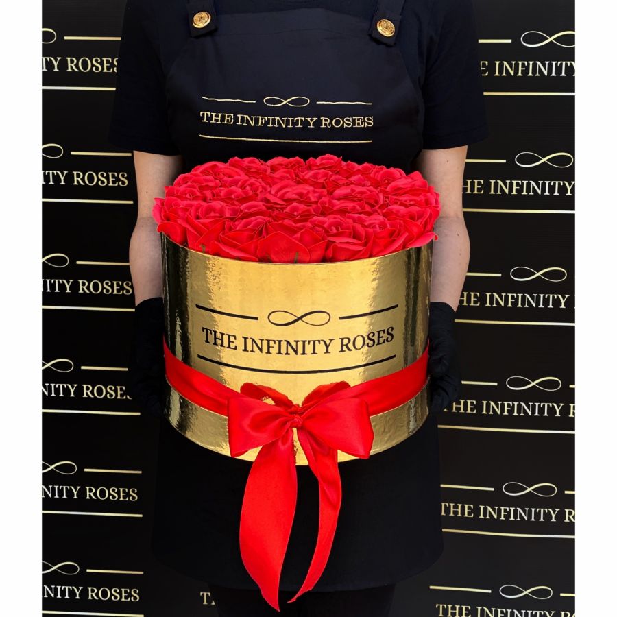 VELVET BOX Cutie aurie medie cu 27 de trandafiri rosii