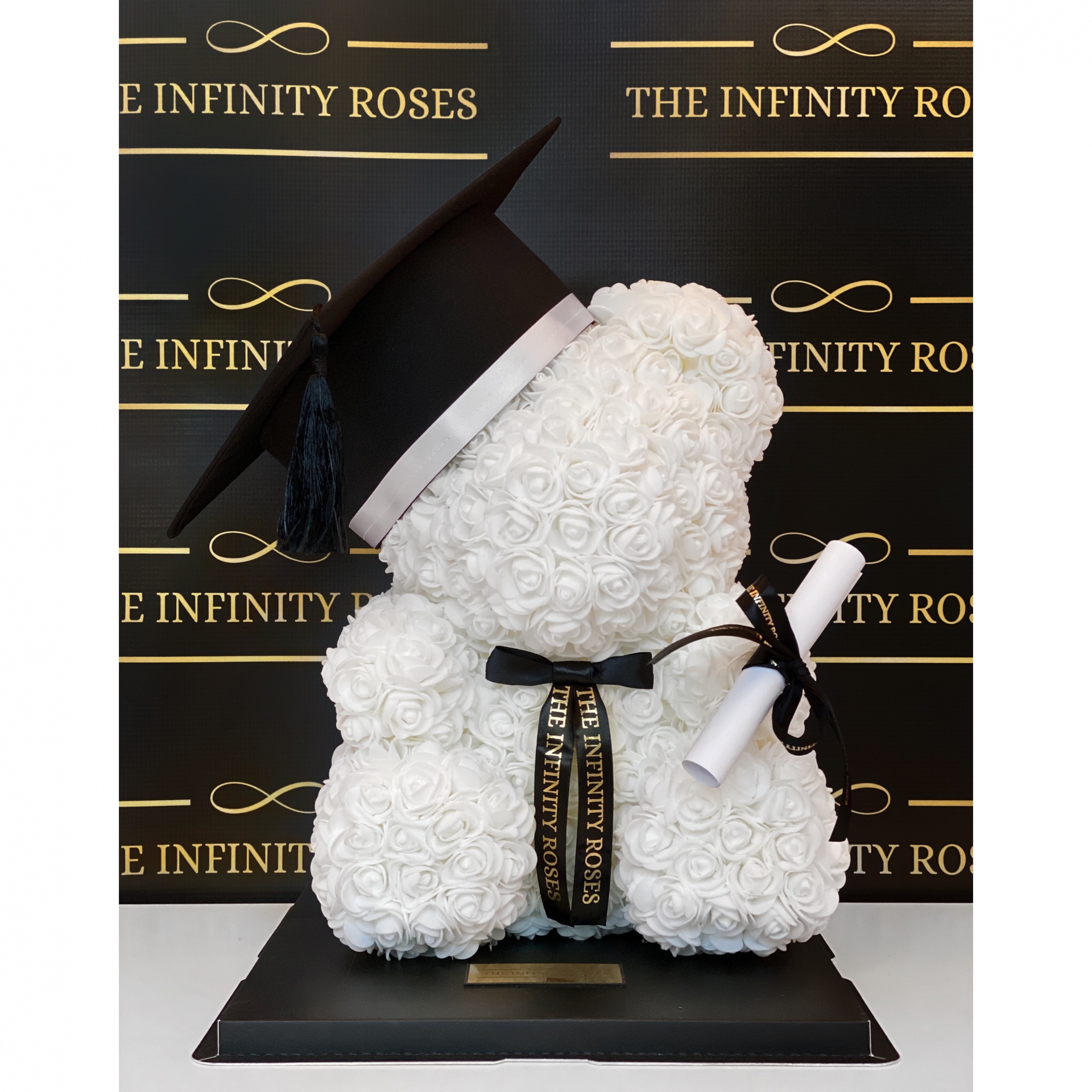 Ursulet albsolvent cu toca din trandafiri albi si pergament pentru absolvire,40cm