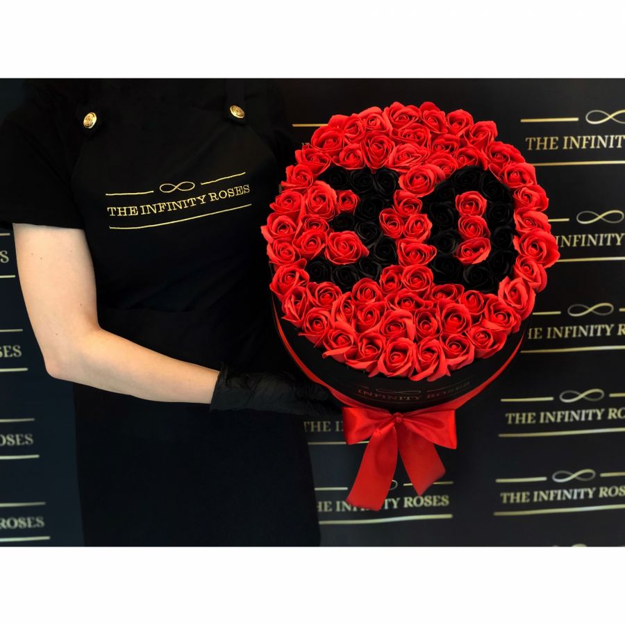 Cutie personalizata cu 75 trandafiri si inimioara Cutie personalizata cu 75 trandafiri si cifrele 30