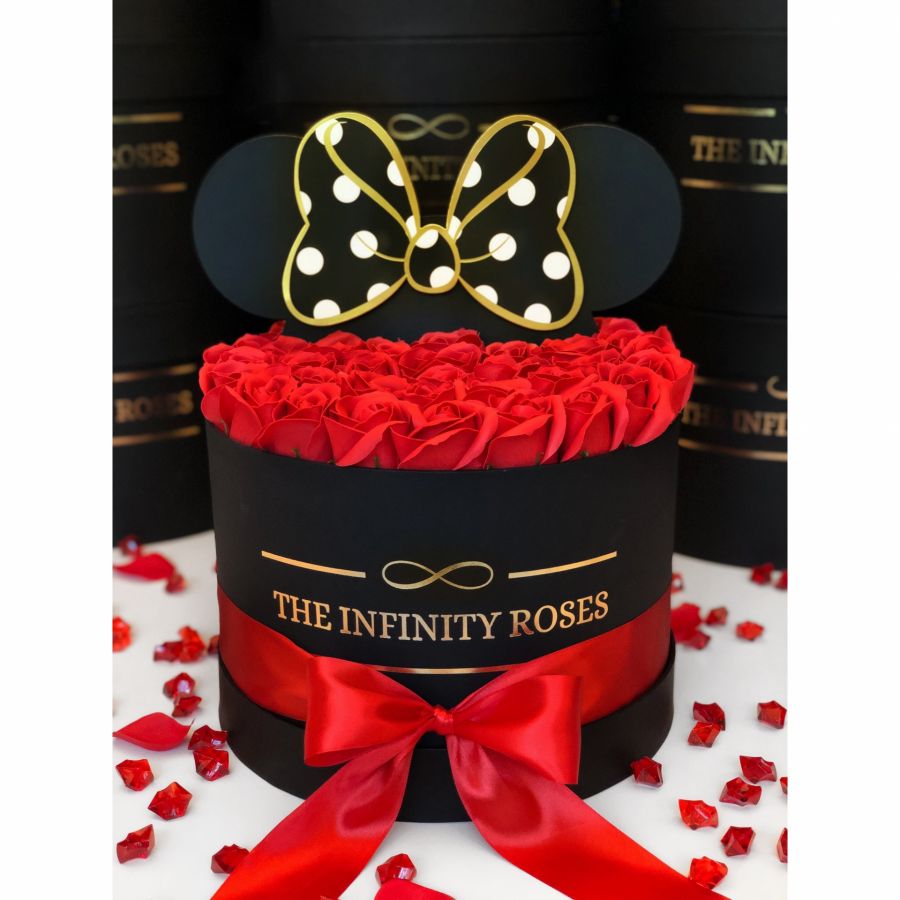 Cutie cu trandafiri cu mire si mireasa pentru nunta Cutie medie cu trandafiri rosii Minnie Mouse