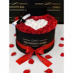 Cutie personalizata cu inima din trandafiri cu toca si pergament pentru absolvire