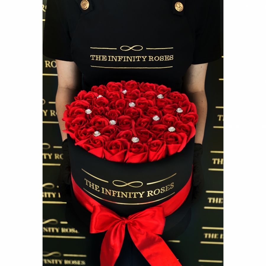 Cutie medie cu trandafiri criogenati negri personalizata cu emblema PORSCHE Cutie medie cu 39 trandafiri rosii si diamante