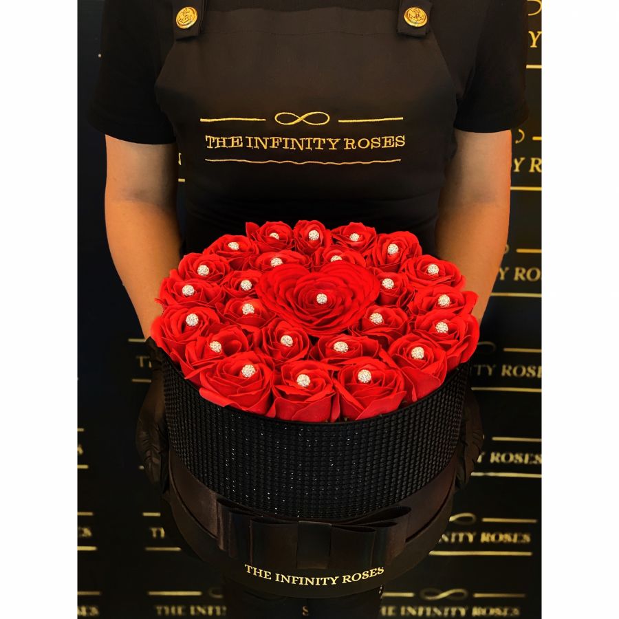 Cutie diamant negru cu 39 de trandafiri rosii Diamond Box
