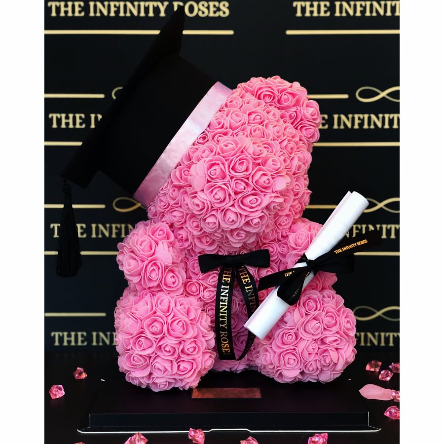 Catelus absolvent cu pergament in cutie cu trandafiri  Ursulet roz din trandafiri cu toca si pergament pentru absolvire,40cm