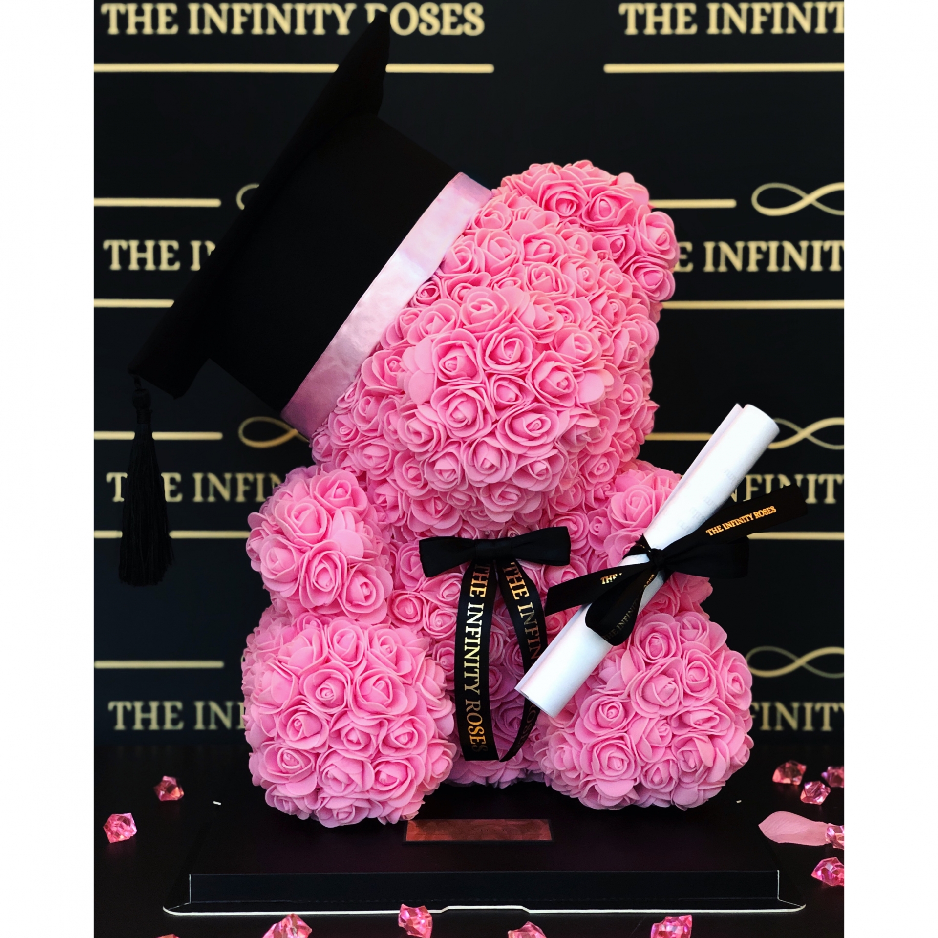 Ursulet roz din trandafiri cu toca si pergament pentru absolvire,40cm