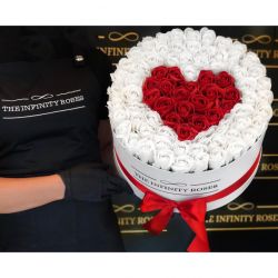 Cutie personalizata cu 75 trandafiri si inimioara