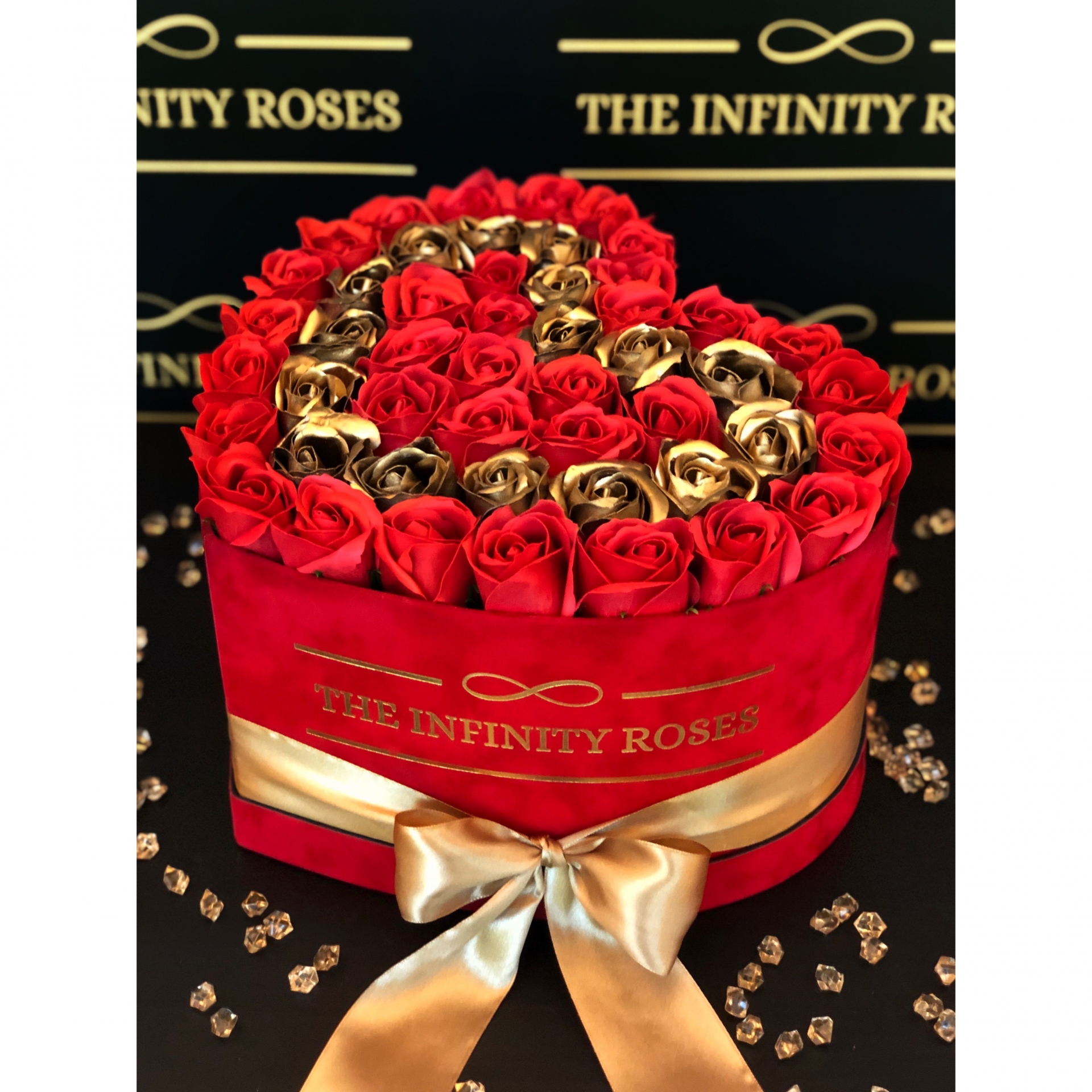 Cutie de catifea rosie inima cu 47-49 de trandafiri rosii si aurii