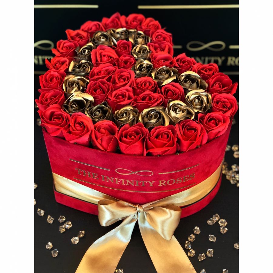 Cutie de catifea rosie inima cu 47-49 de trandafiri rosii si aurii