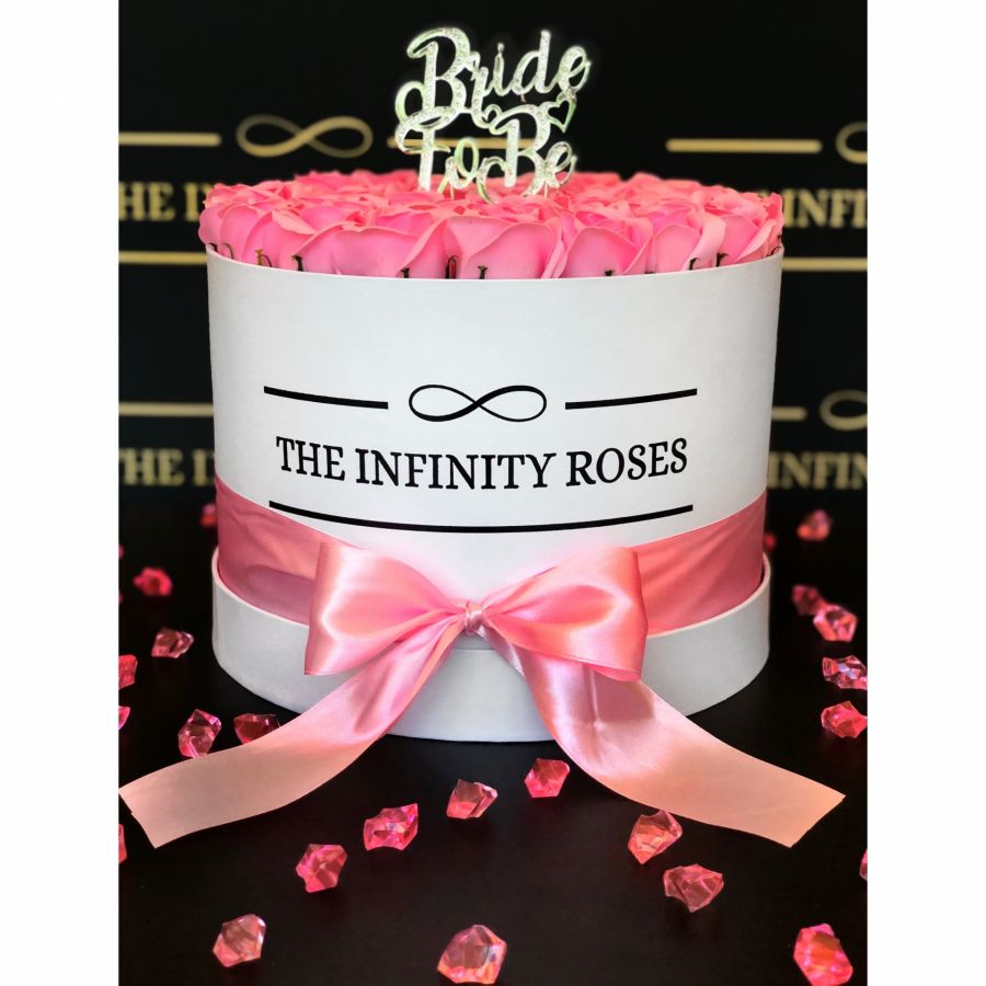 Cutie medie cu trandafiri criogenati roz pal cu toca si pergament pentru absolvire Cutie alba cu 39 trandafiri pentru petrecerea burlacitelor