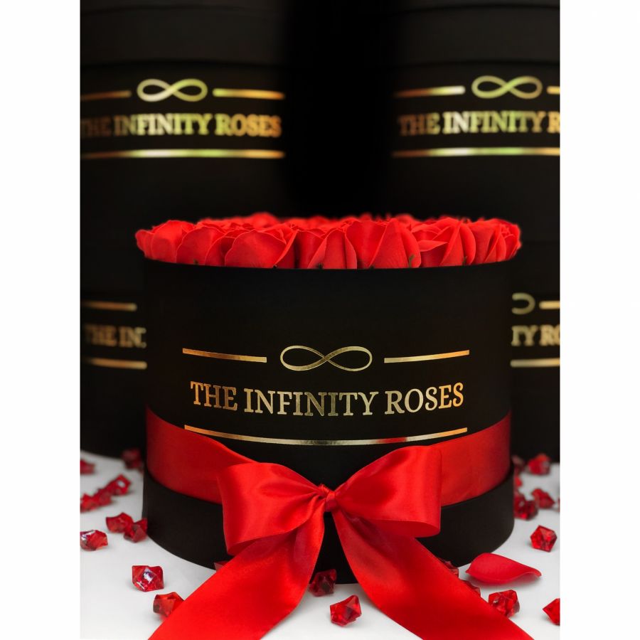 Cutie personalizata cu steagul Romaniei Cutie medie cu 39 trandafiri rosii