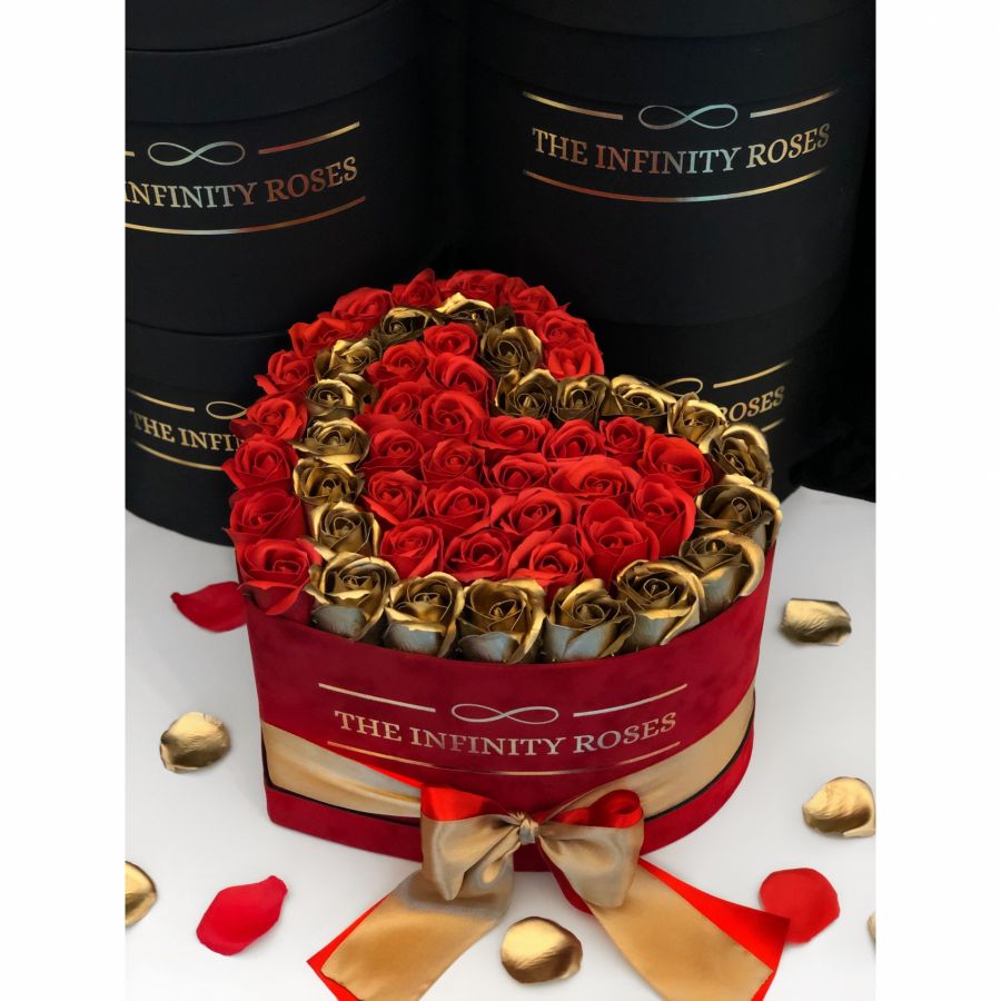 Aranjament floral in forma de inima cu 47-49 trandafiri-editie speciala Valentine’s Day Cutie de catifea rosie inima cu 47-49 de trandafiri rosii si aurii