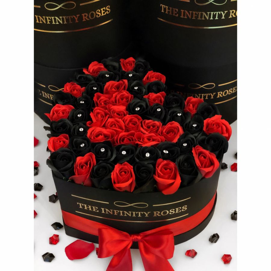 Cutie de catifea rosie inima cu 47-49 de trandafiri rosii si aurii Cutie inima cu 49 de trandafiri 