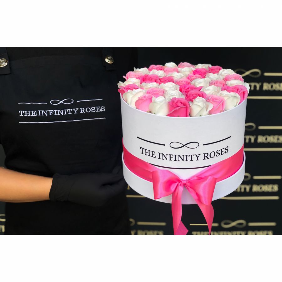 MEDIUM BOX Cutie medie cu 39 trandafiri alb, roz si ciclam