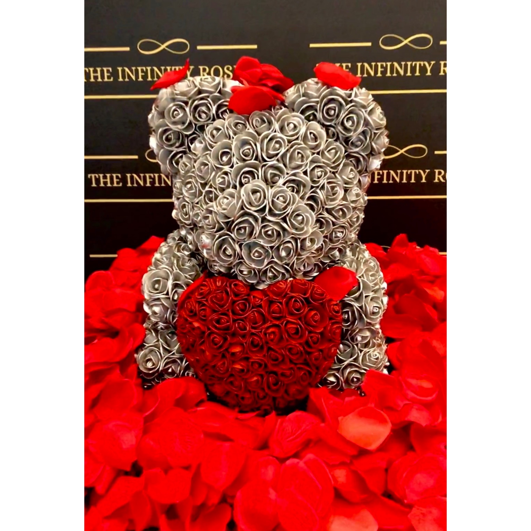 Ursulet argintiu din trandafiri cu inimioara rosie in cutie plina de petale de trandafiri,40 cm inaltime