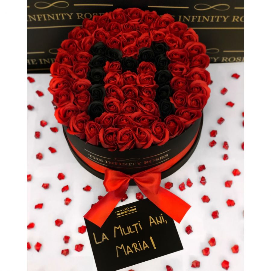 Cutie personalizata cu buze din trandafiri Cutie personalizata cu 75 trandafiri si litera M