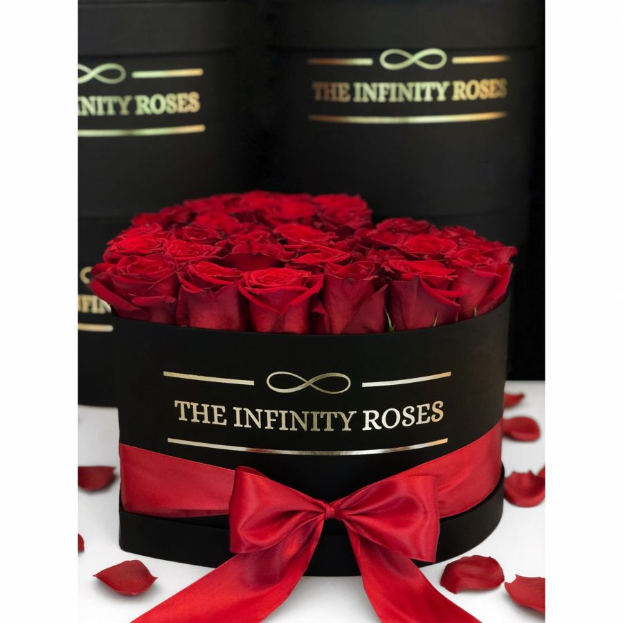 Cutie de catifea rosie inima cu 47-49 de trandafiri rosii si aurii Inimioara mica cu trandafiri naturali