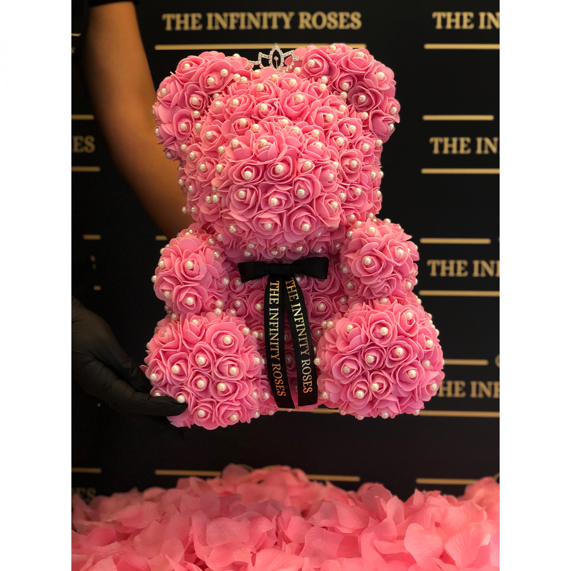 Ursulet roz cu 600 de perle mari si coronita in cutie plina cu 1000 de petale roz 