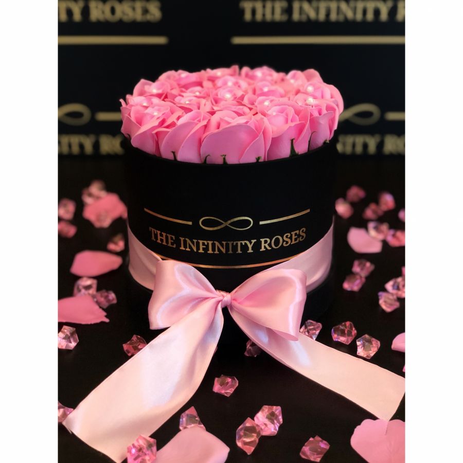 SMALL BOX Cutie mica cu 17-19 trandafiri roz cu perle
