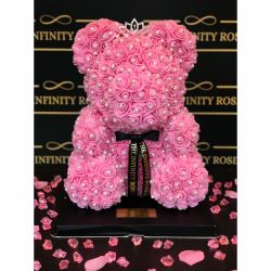Ursulet din trandafiri roz cu coronita si perle mari,  40 cm