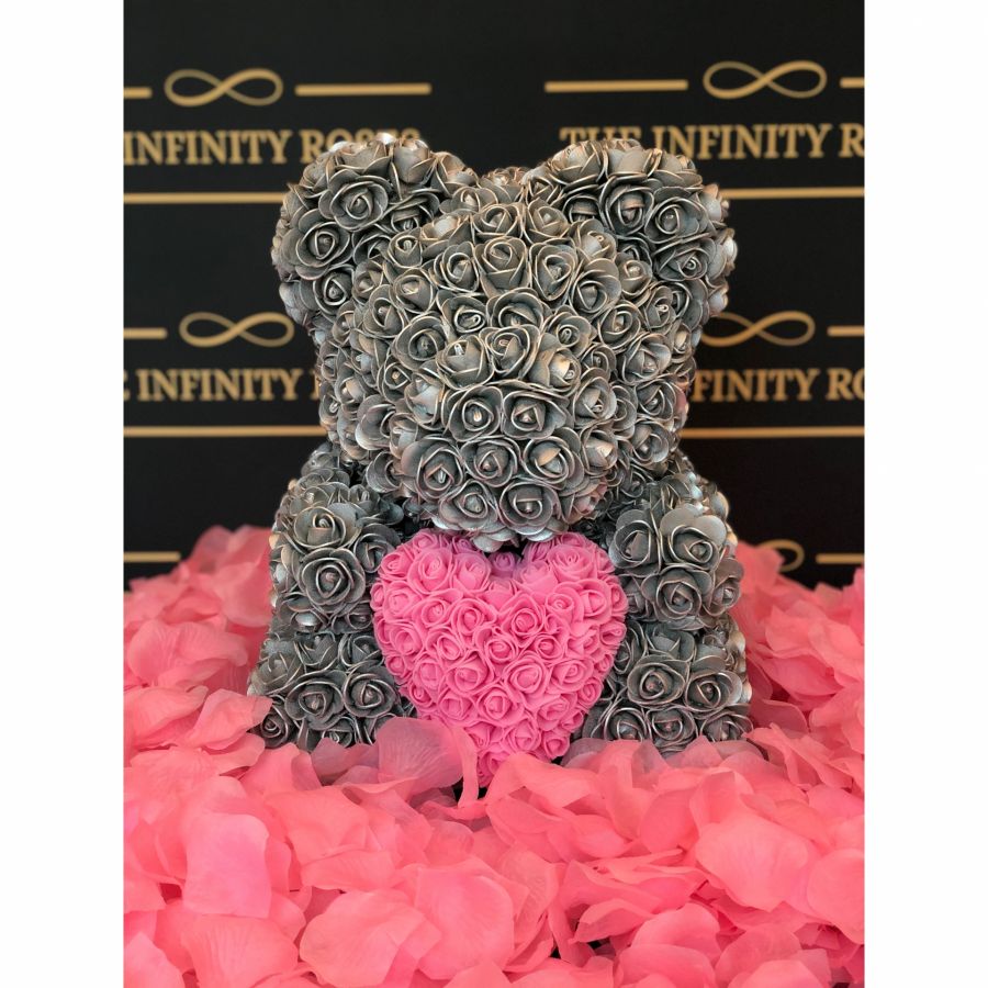 Ursulet panda din trandafiri cu inimioara  Ursulet argintiu din trandafiri cu inimioara roz in cutie plina de petale de trandafiri,40 cm inaltime