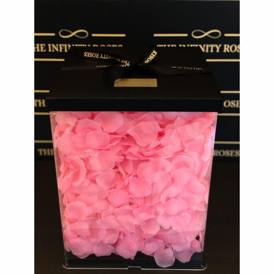 Ursulet argintiu din trandafiri cu inimioara roz in cutie plina de petale de trandafiri,40 cm inaltime