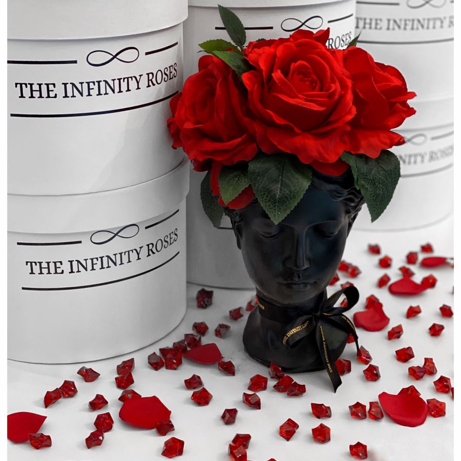 Cutie medie cu trandafiri criogenati rosii cu toca si pergament pentru absolvire Vaza neagra cu chipul zeitei Venus si trandafiri 