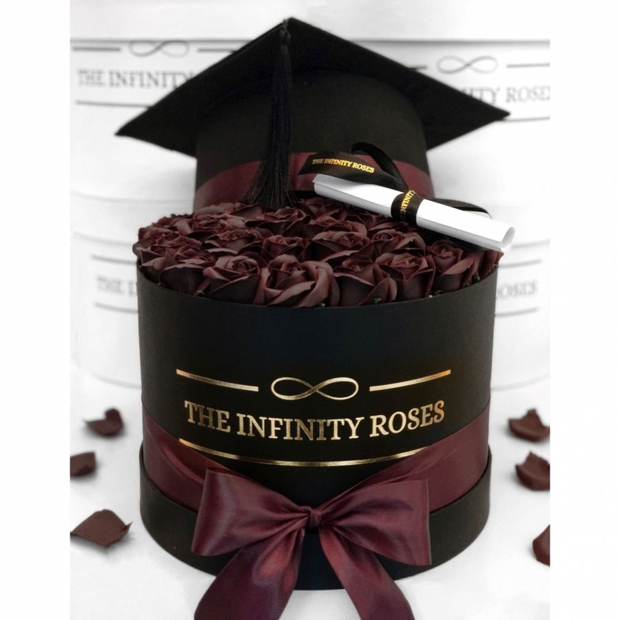 ABSOLVIRE/GRADUATION Cutie medie cu trandafiri cu toca si pergament pentru absolvire