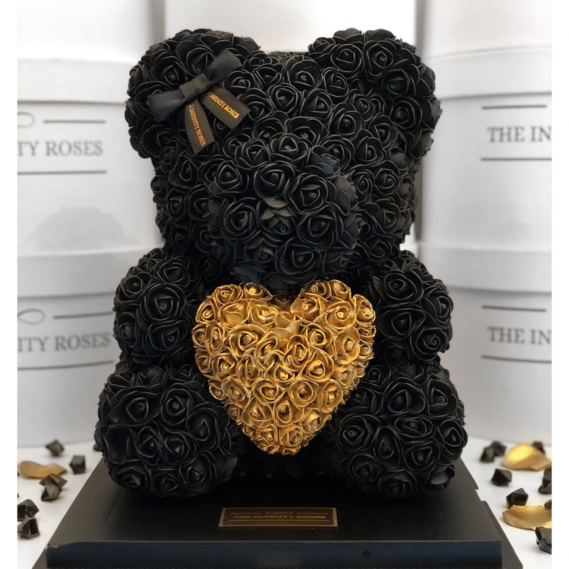 Ursulet negru din trandafiri cu inimioara aurie, 40 cm inaltime