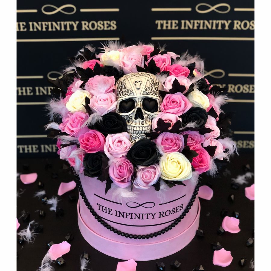 Cutie argintie cu 39 trandafiri negri si perle Cutie de catifea roz cu trandafiri si craniu pentru Halloween