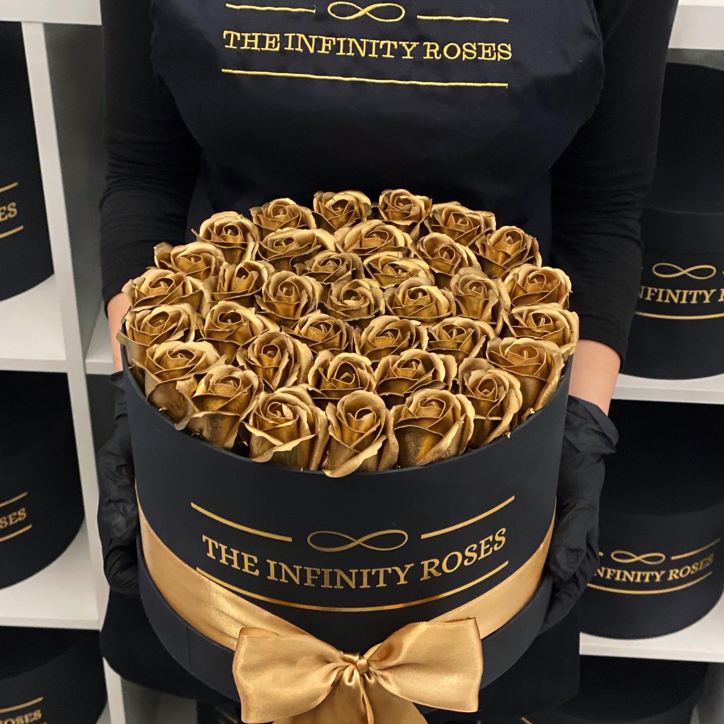 Cutie medie cu 39 de trandafiri aurii