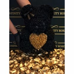 Ursulet negru din trandafiri cu inimioara aurie, 40 cm inaltime in cutie plina cu petale