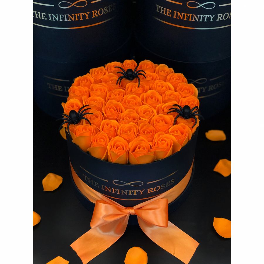 Cutie medie cu 27 de trandafiri ciclam personalizata cu nume Cutie medie cu 39 trandafiri portocalii si paienjeni pentru Halloween