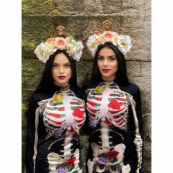 Salopeta cu schelet si trandafiri pentru Halloween/Dia de los muertos