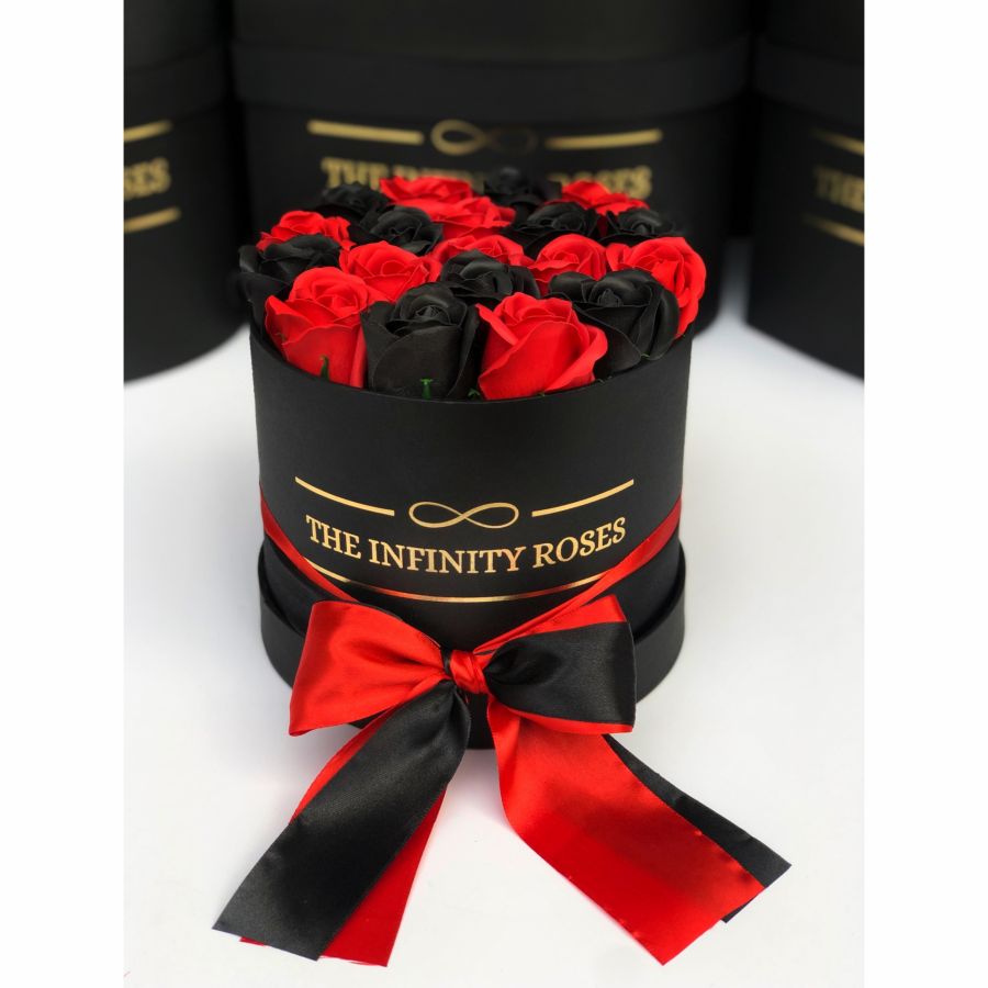 Cutie cu 19 trandafiri in cutie speciala de cadou plina cu petale de trandafiri Cutie mica cu 17-19 trandafiri rosu si negru