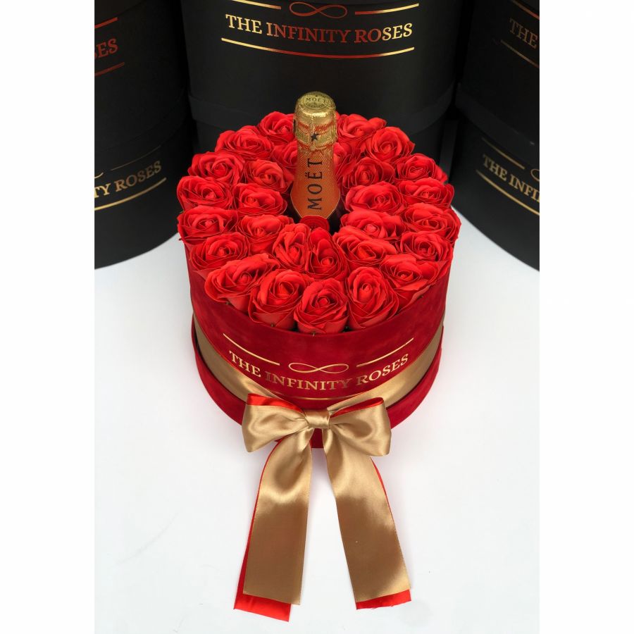 Cutie de catifea rosie cu 29 de trandafiri rosii si sticla de sampanie Moet