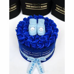 Cutie albastra de catifea cu 39 trandafiri si botosei baietel