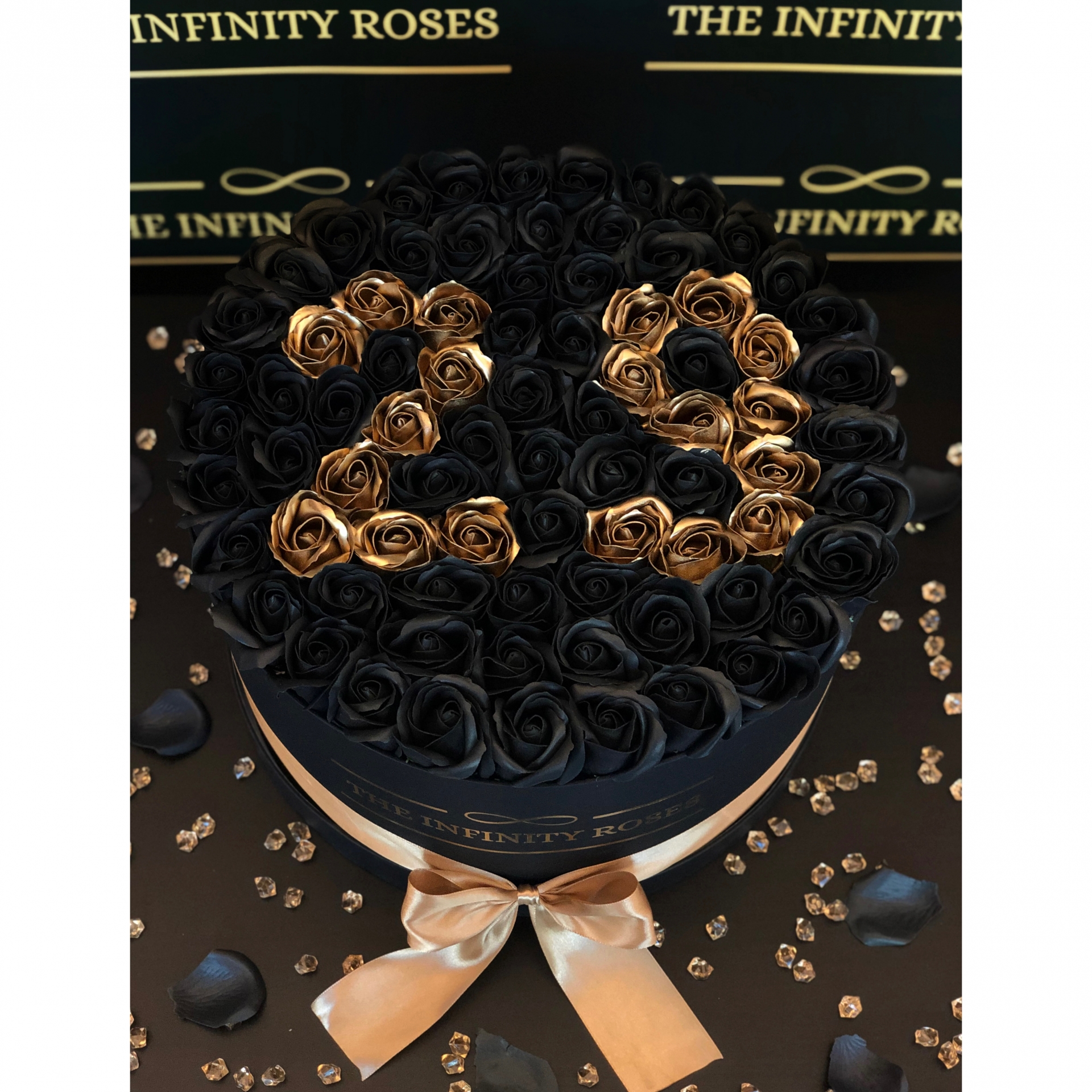 Cutie personalizata cu 75 trandafiri si cifrele 29 aurii