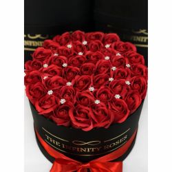 Cutie medie cu 39 trandafiri rosii si diamante